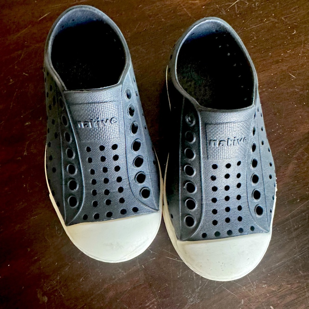Native Jefferson shoes- black & white, size C8.